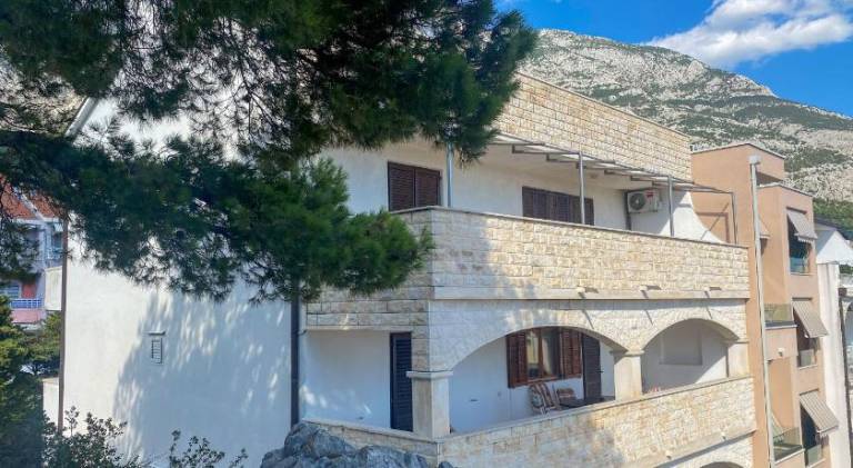 Holiday apartment with barbeque & terrace in Tucepi
