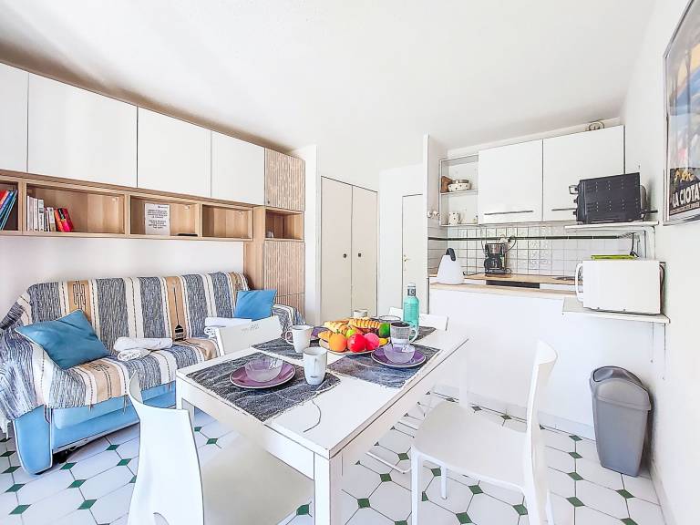 Holiday apartment with garden, barbecue & patio — photo 4