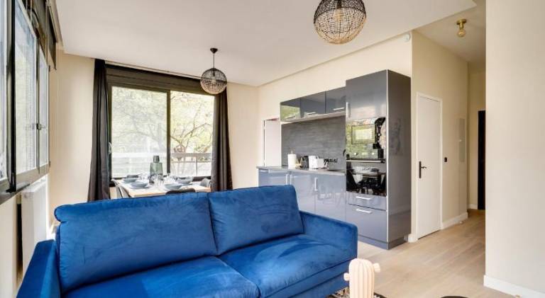 Holiday apartment with 3 rooms for 8 persons in Charenton-le-Pont