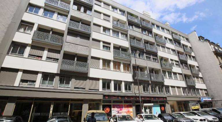 Chic Two Bedroom Apartment steps from Champs Elysees — photo 5