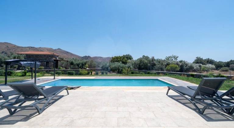 Villa & Stone House with Pool, 10 Mins to Skala Eressos Beach — photo 3