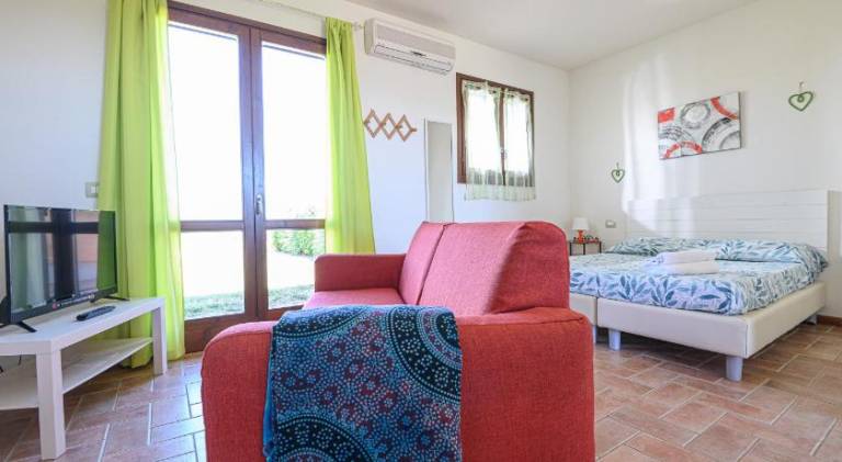 Serviced apartment with terrace, pool & garden — photo 2