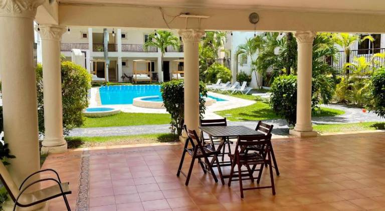 Serviced apartment with pool, garden & patio — photo 5