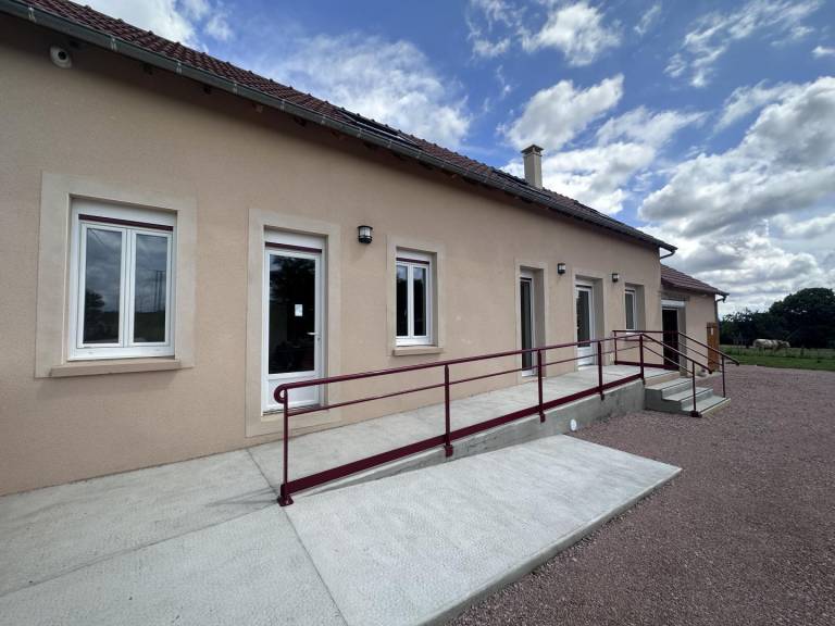 Gite with yard & patio in Moulins