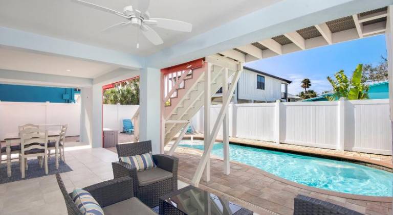 Vacation home with pool — photo 3