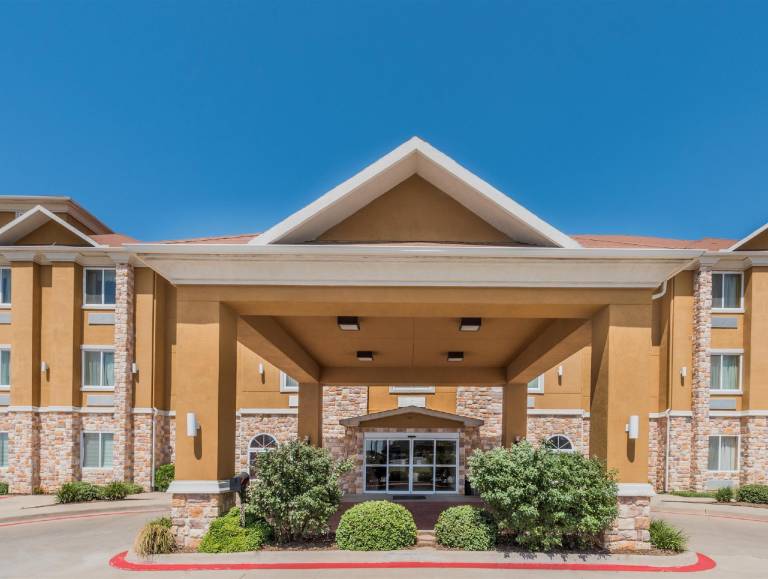 Days Inn & Suites by Wyndham Cleburne TX in Cleburne, TX