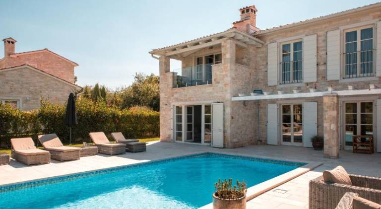 Vacation home with pool — photo 2