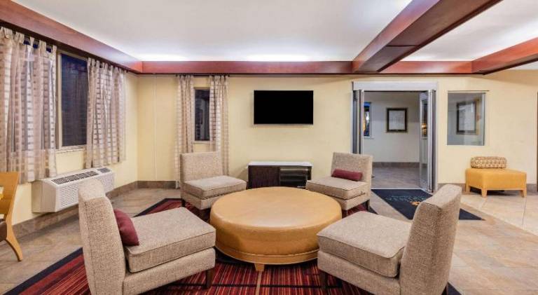La Quinta Inn & Suites by Wyndham Helena — photo 3