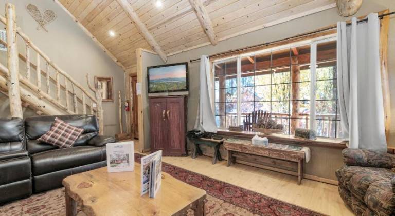 Abe's Cool Cabin - Nice luxury home with a game room, hot tub, and pool table — photo 2