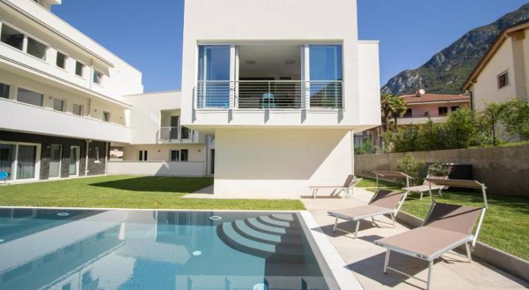 Rental apartment with garden, terrace & private pool — photo 3