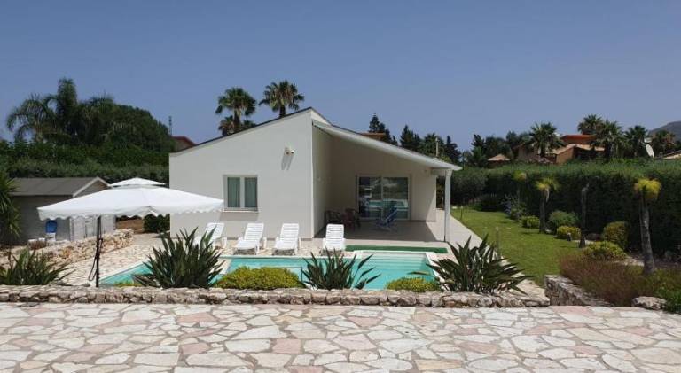 Villa with pool — photo 4