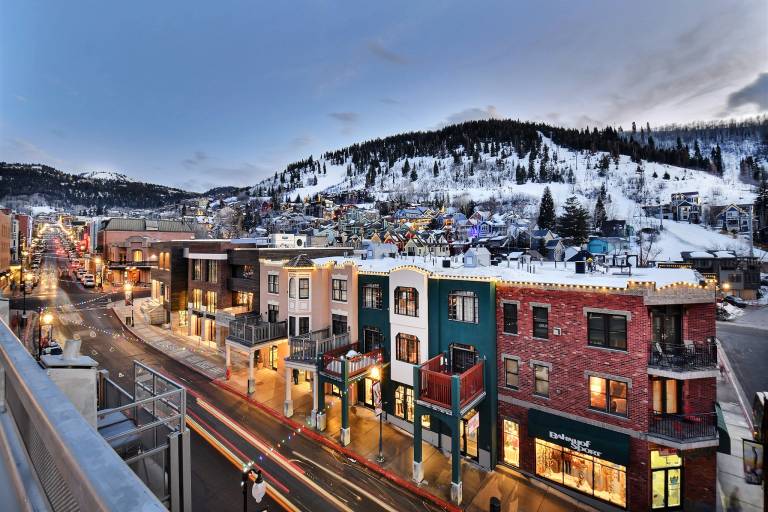 Family-oriented charming condo with barbeque & jacuzzi | Mountain view | Ski nearby | Pet-friendly in Park City, UT