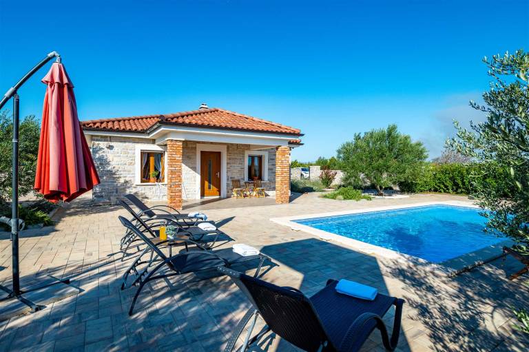 Family-oriented charming vacation home with pool, garden & barbecue | Pool view | Pets allowed — photo 4