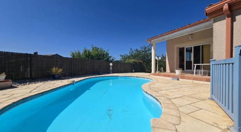 Vacation home with pool — photo 3