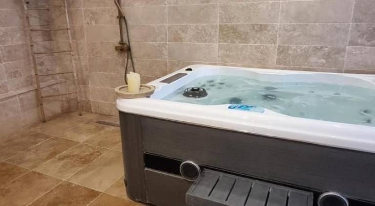 Rental apartment with sauna & jacuzzi in Senlis