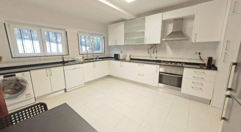 Fully equipped villa with yard, hot tub & patio | Suitable for remote work | Dogs allowed — photo 5