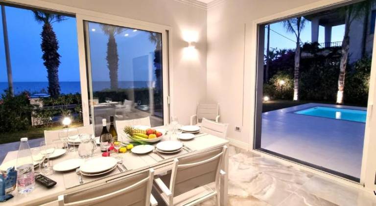 Luxury villa Lucy with pool on front of beach of Donnalucata — photo 4