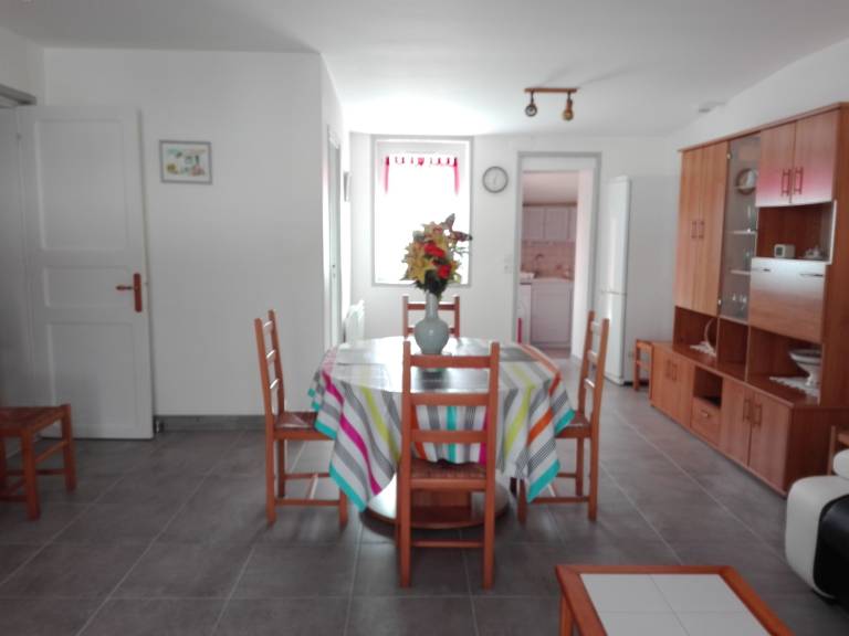 Charming Renovated Home - 3 Bedrooms, Garden, Parking - 15 min Walk to Beach, Shops Nearby — photo 4