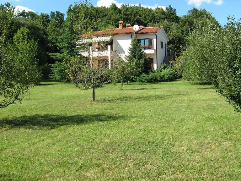 Rental apartment with yard, BBQ & terrace in Labin