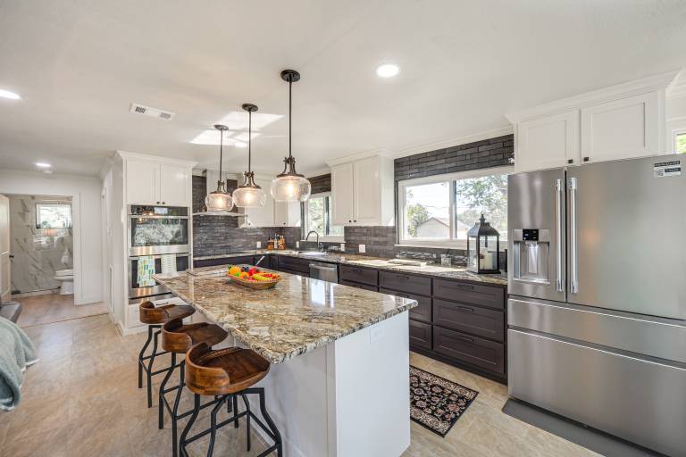 Panoramic Lake Views! Elegant Marble Falls Home — photo 4