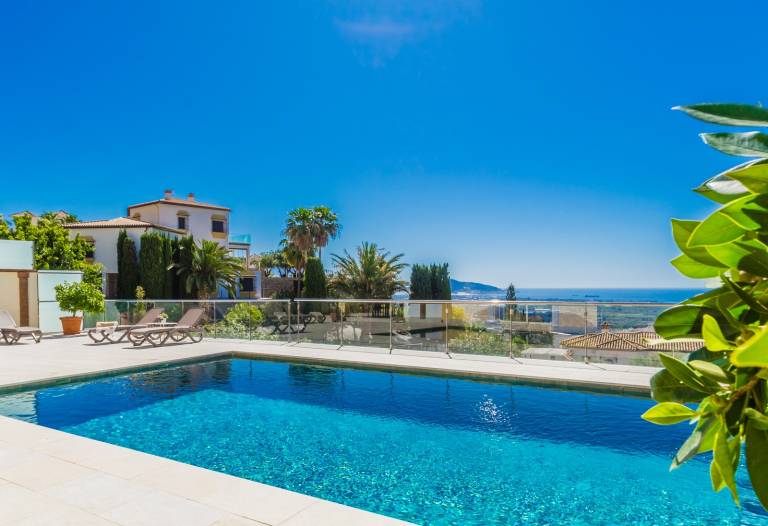 Villa with hot tub, terrace & pool | City view — photo 3