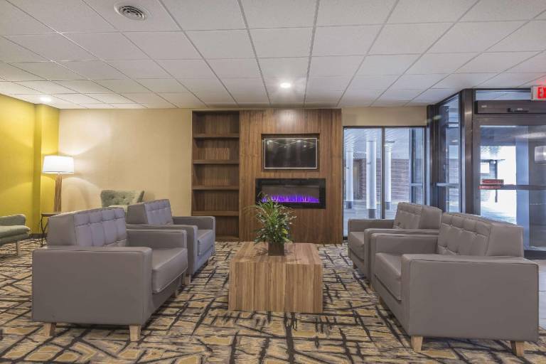 Quality Inn & Suites Downtown — photo 2