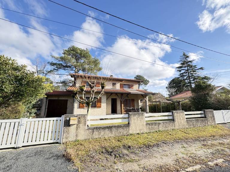 House with barbeque — photo 3