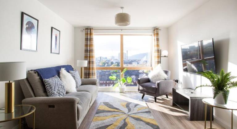 Stylish 2BR Apartments by Luxus Sleeps 6 Central Location — photo 2