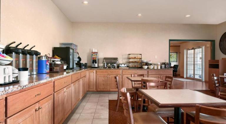 Country Inn & Suites by Radisson, Clinton, IA — photo 4