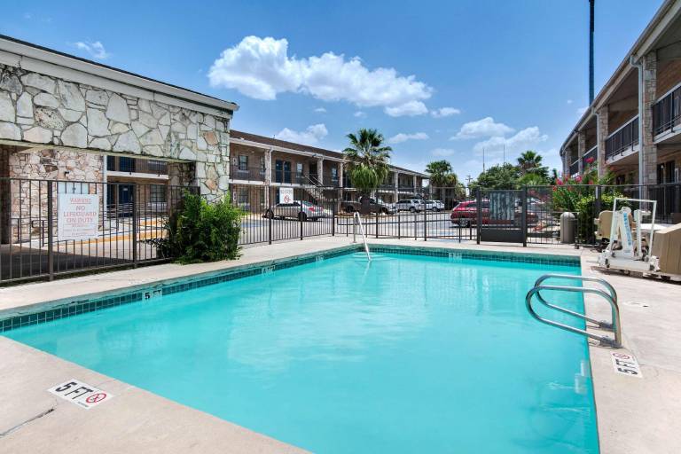 Studio 6 San Antonio, TX - Northwest Medical Center — photo 2