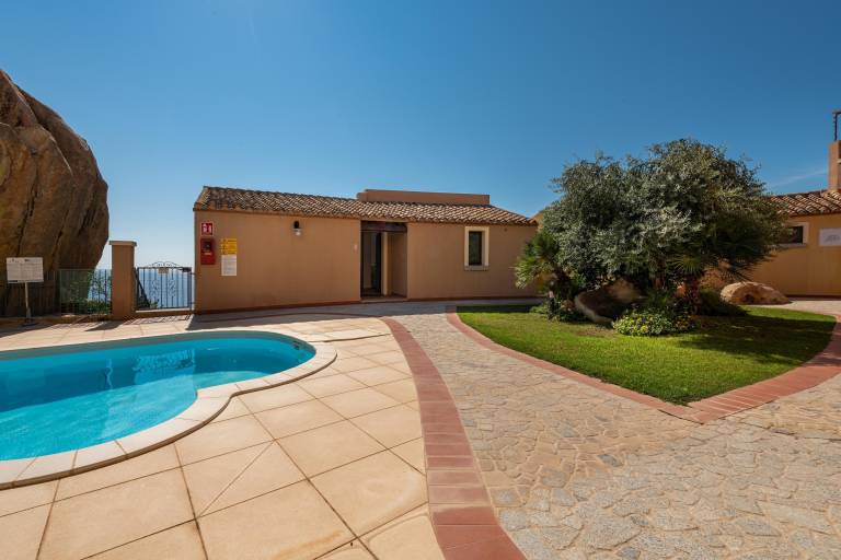House with pool, garden & BBQ | City view | Pets allowed — photo 3