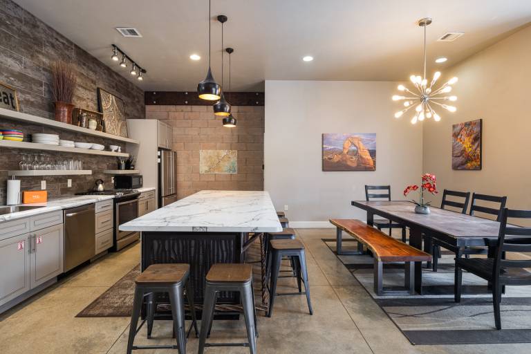 Child-friendly house with BBQ, fast internet & hot tub | City view | Dogs allowed — photo 5