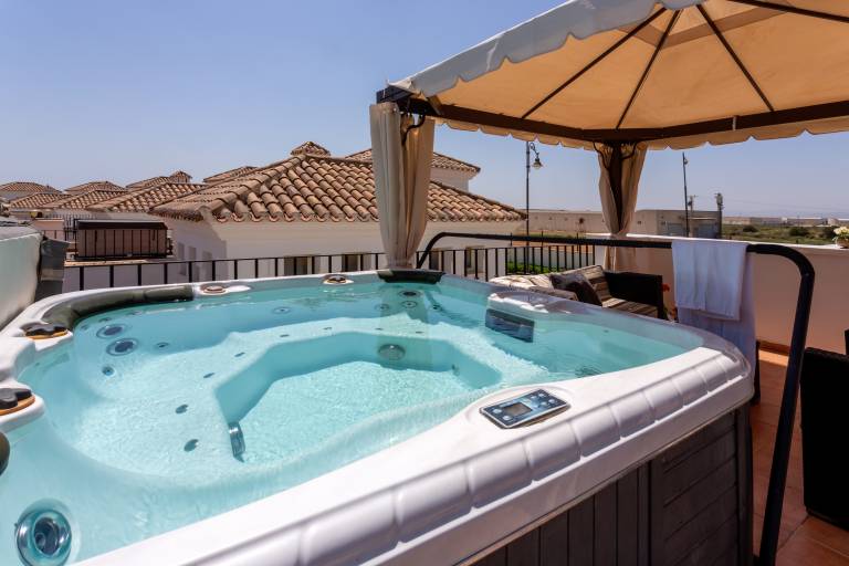Luxury Spa & Golf Villa Denton with Garden, Jacuzzi, A/C & Wi-Fi — photo 3