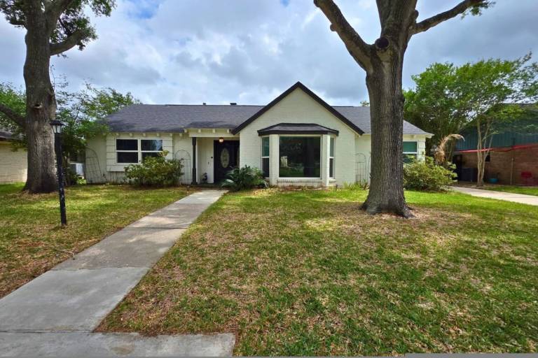 Child-friendly nice vacation home with garden | Next to Space Center Houston | Dogs allowed in Webster, TX