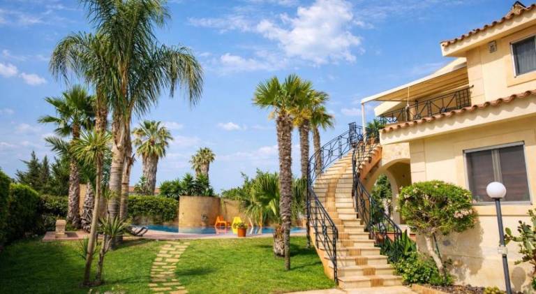 Family-oriented wonderful holiday apartment with yard, pool & terrace | Beach nearby | Pets allowed — photo 3