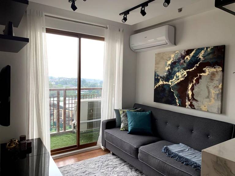 Beautiful vacation home with pool & garden | Suitable for remote work | Pets are welcome in Quezon City