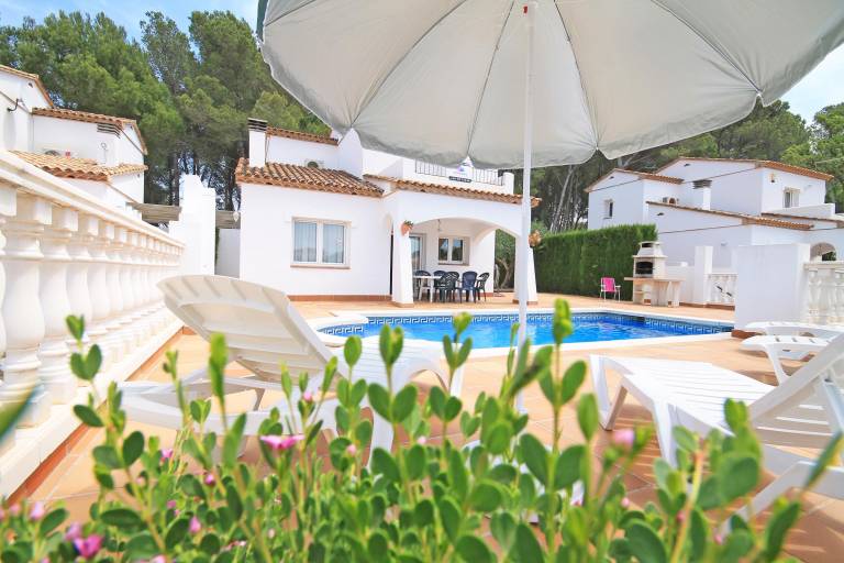 Fully equipped villa with grill, yard & private pool | Dogs allowed — photo 3