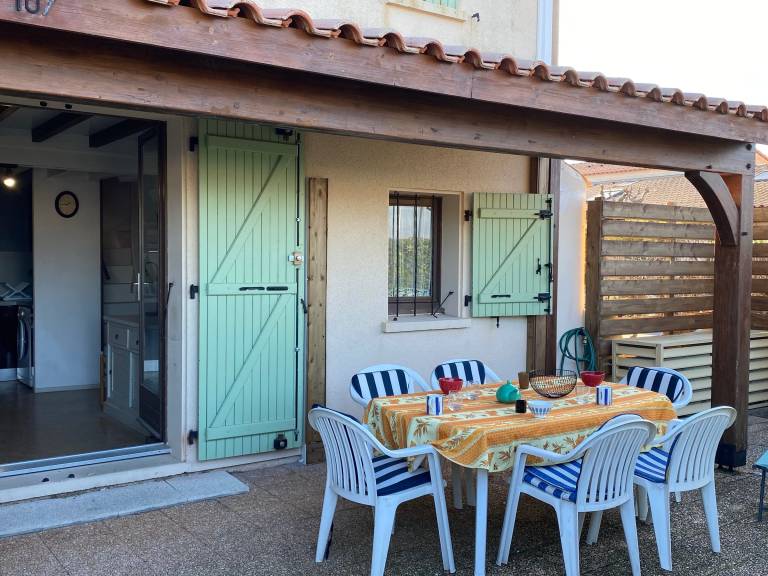 Charming Villa by Leucate Lake: 3BR, Terrace, Parking, Pets Allowed, Sleeps 6 — photo 2