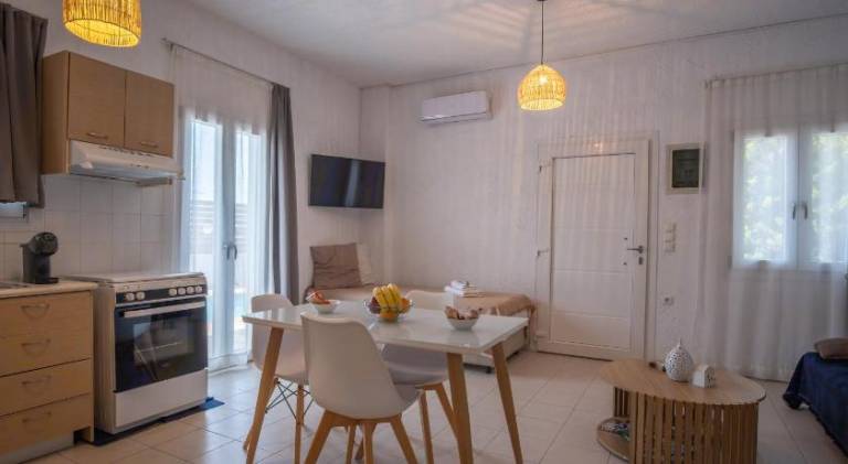 Serviced apartment with patio, pool & yard | Beach nearby | Dogs allowed — photo 4