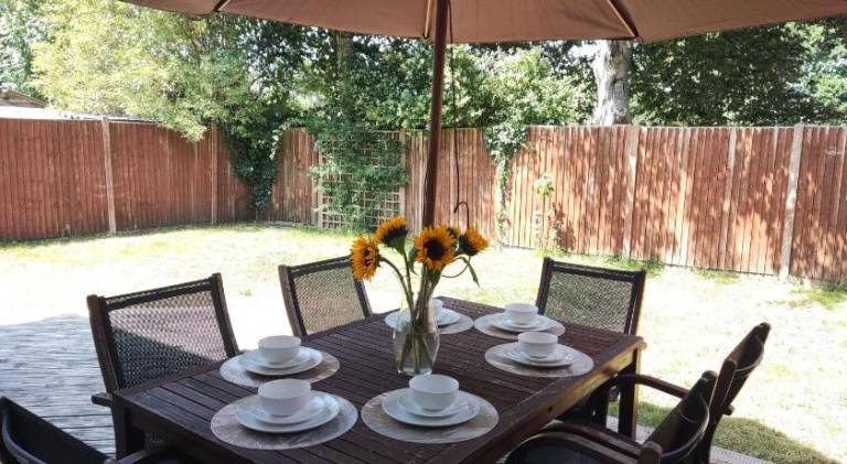 3 Bedroom house, Smart TV, PARKING 3 cars, GARDEN, Wi-fi, CONTRACTOR STAY, close to the Beach, Shops in Christchurch
