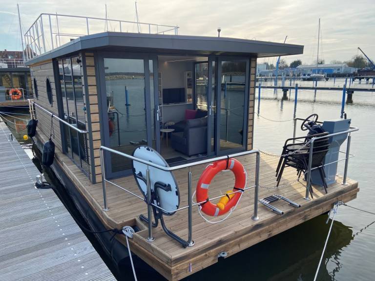 Houseboat Barth