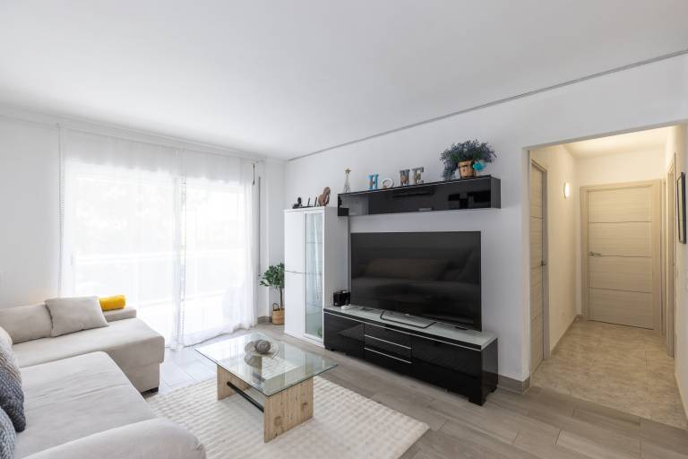 Rental apartment with patio & pool — photo 4