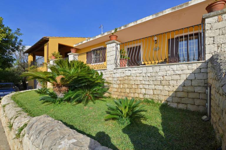 Villa with yard, private pool & grill — photo 3