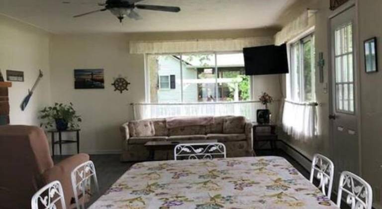 House with hot tub | Pets allowed — photo 5