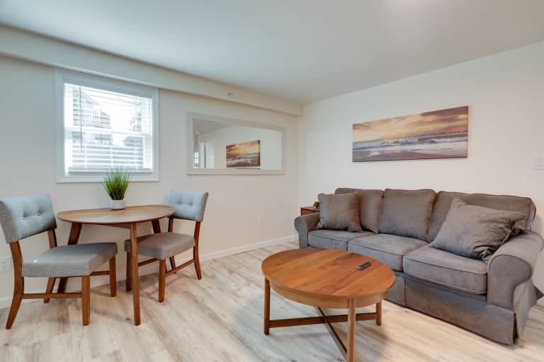 3 Mi to Onset Beach: Sleek Apartment in Wareham — photo 4