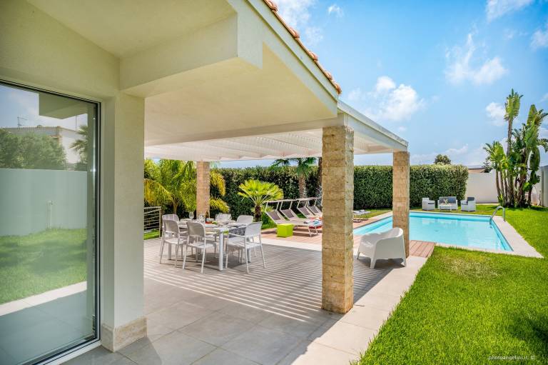 Villa with yard, grill & private pool — photo 5