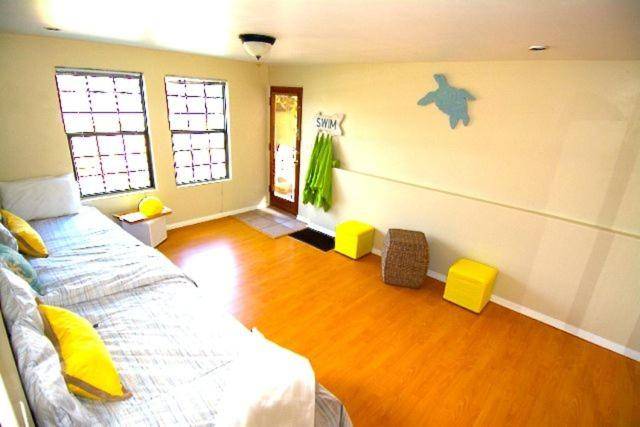 Vacation home with pool, terrace & yard — photo 4