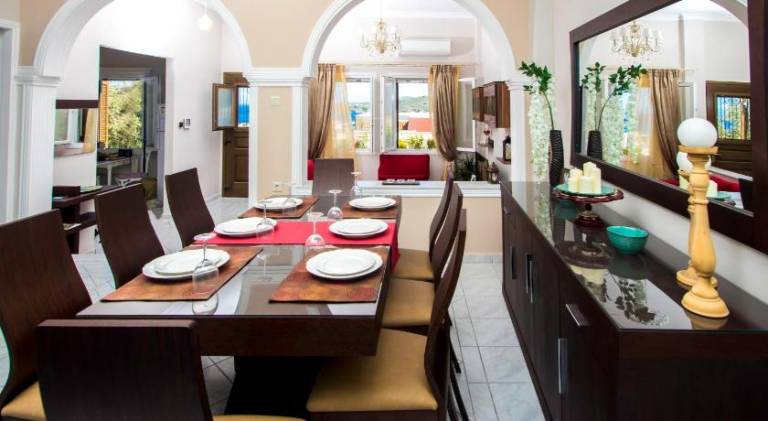 Villa with barbeque, garden & terrace — photo 4