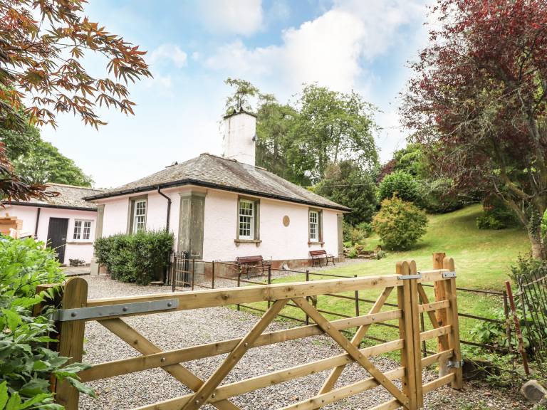Family-oriented beautiful cottage with yard | Pets allowed — photo 2