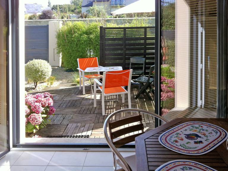 Holiday apartment with BBQ, patio & yard — photo 3